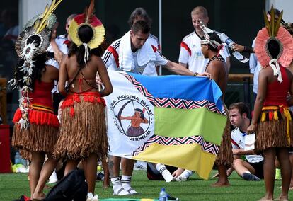 O alemão Klose recebe uma bandeira de índios pataxós, na Bahia.