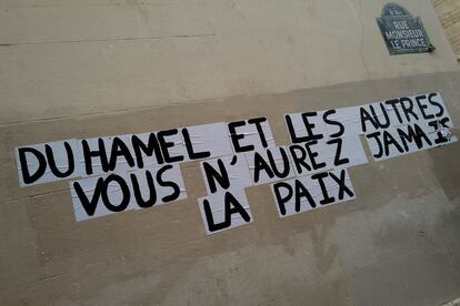 Una pintada fotografiada en enero en las calles de París dice "Duhamel y el resto nunca estaréis en paz".