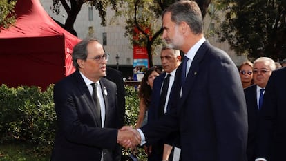 El Rey saluda al presidente de la Generalitat Quim Torra en el acto de homenaje a las víctimas de los atentados en Barcelona y Cambrils. EFE/ Casa de S. M el Rey/ Francisco Gómez