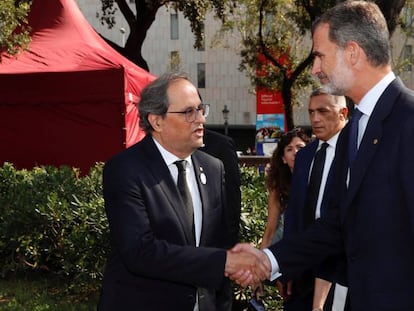 El Rey saluda al presidente de la Generalitat Quim Torra en el acto de homenaje a las víctimas de los atentados en Barcelona y Cambrils. EFE/ Casa de S. M el Rey/ Francisco Gómez