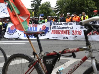Momento de la protesta convocada por los sindicatos de la Ertzaintza en protesta por sus condiciones laborales.