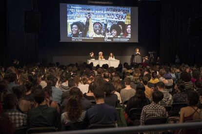 Centenares de personas hicieron cola para escuchar a Angela David.