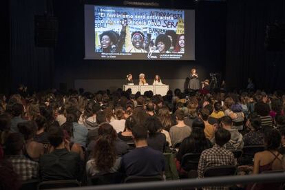 Centenares de personas hicieron cola para escuchar a Angela David. 