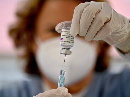 Una enfermera prepara una vacuna en el WiZink Center el 12 de mayo de 2021.