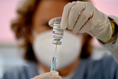 Una enfermera prepara una vacuna en el WiZink Center el 12 de mayo de 2021.