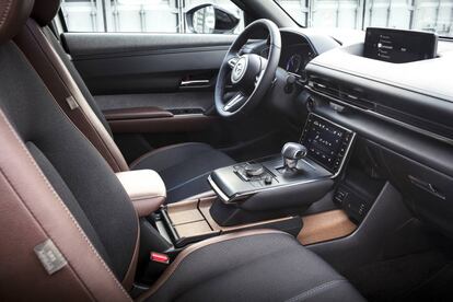 Espacioso, con efecto envolvente y salpicado de materiales sostenibles: el interior del Mazda MX-30 está concebido para una comunión perfecta entre el conductor y el vehículo.