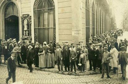 Colas delante del Credit Lyonnais en la Rambla Santa M&ograve;nica (Barcelona), por la alarma financiera provocada por la I Guerra Mundial. 