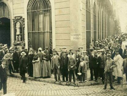 Colas delante del Credit Lyonnais en la Rambla Santa M&ograve;nica (Barcelona), por la alarma financiera provocada por la I Guerra Mundial. 