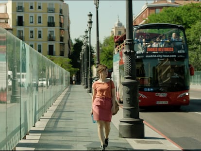 Fotograma de la película La virgen de agosto de Jonás Trueba donde Eva pasea por el viaducto de la calle Bailén sobre la calle de Segovia como una turista más.