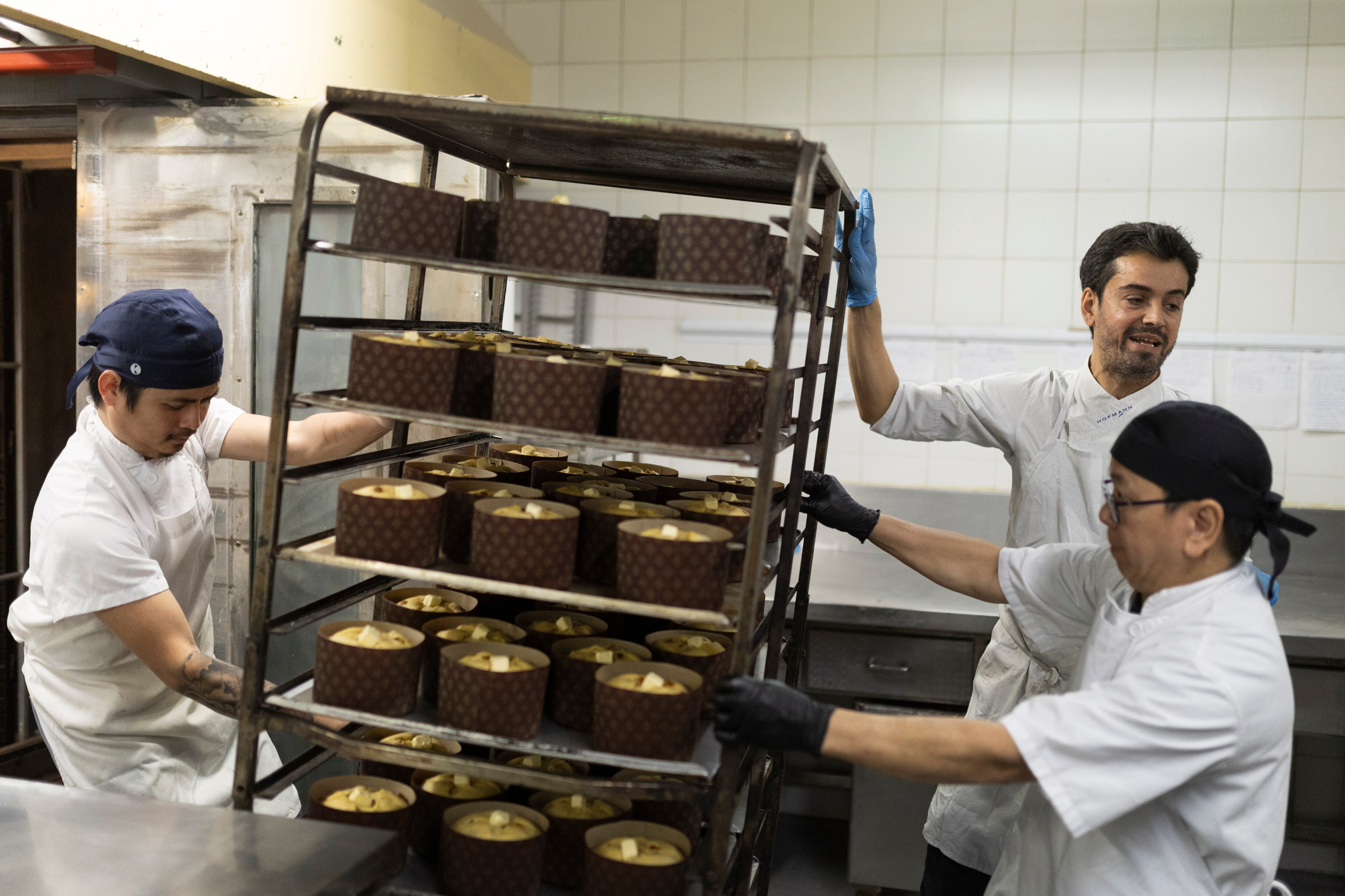 El obrador de la pasteleria Foix de Sarrià haciendo panetones.