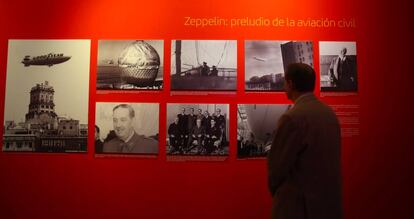 Un visitante mira las fotograf&iacute;as de los primeros viajes en dirigible en Espa&ntilde;a.