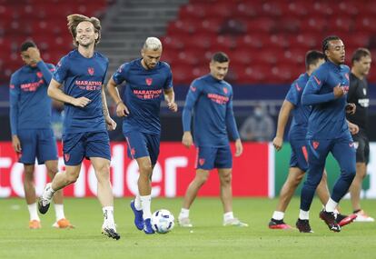 Loa jugadores del Sevilla, encabezados por Rakitic, en el entrenamiento previo a la final de la Supercopa.