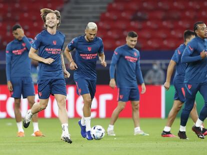 Loa jugadores del Sevilla, encabezados por Rakitic, en el entrenamiento previo a la final de la Supercopa.