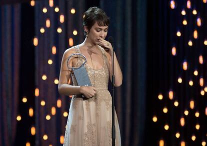 Greta Fernández recibe la Cocha de Plata a la mejor actriz en el festival de San Sebastián.