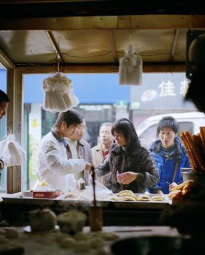 Un puesto de comida callejera en la ciudad china.