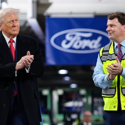 Donald Trump y el director ejecutivo de Ford, Jim Farley, en el centro de producción de Ford en Dearborn, Míchigan, el 13 de enero.