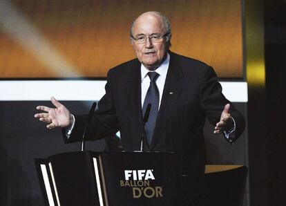 El presidente de la FIFA Joseph Blatter da el discurso inaugural de la gala del Balón de Oro celebrada en Zúrich, Suiza.