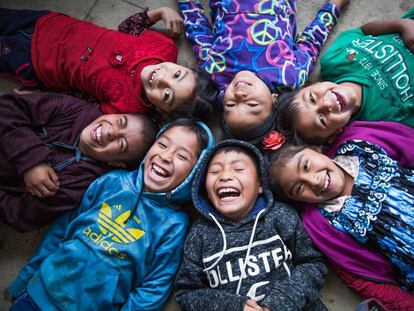 Un grupo de niños celebra su último día de colegio (2019) en Chicoy de Todos Santos Cuchumatán en Huehuetenango, Guatemala.