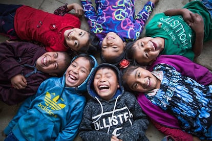 Un grupo de niños celebra su último día de colegio (2019) en Chicoy de Todos Santos Cuchumatán en Huehuetenango, Guatemala.