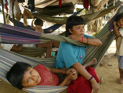 Una familia de nukak maku, en un campamento de refugiados en Barrancón, en la provincia de Guaviare.