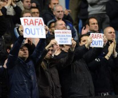 Pancartas de los aficionados del Chelsea en contra de Benítez.