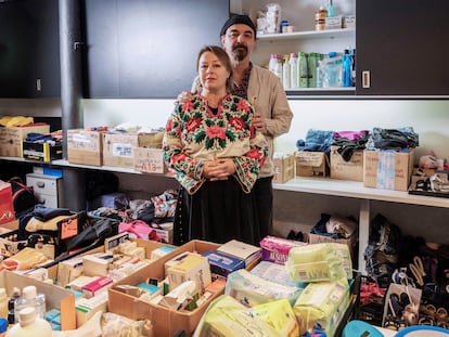 Yuri y Olena, en el local donde atienden a los refugiados ucranios en Barcelona.