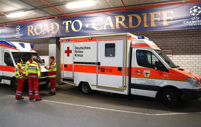 Las ambulancias permanecen en el interior del estadio del Borussia de Dortmund.