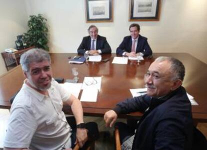 Los Secretarios Generales de UGT y CCOO, Pepe Álvarez y Unai Sordo, y los presidentes de CEOE y CEPYME, Juan Rosell y Antonio Garamendi, durante la reunión
