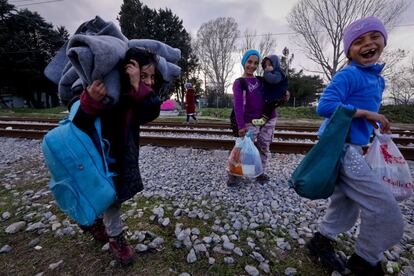 Una familia de kurdos iraquíes llega a Idomeni a pie.