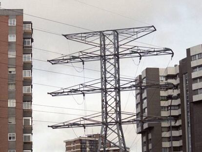 Torre de electricidad de un barrio de Madrid en una foto de archivo. 