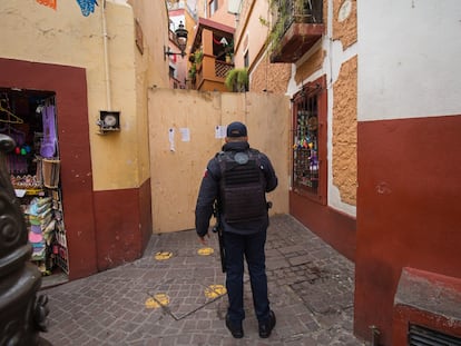 Un policía frente al Callejón del Beso, horas después de que el Ayuntamiento de Guanajuato lo clausurara, el 5 de octubre de 2022.