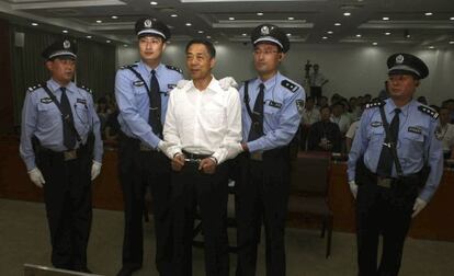 Bo Xilai, exjefe del PCCh en Chongqing, durante el proceso por soborno y corrupción que se celebró contra él en septiembre pasado. / AP