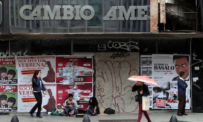 Pessoas em frente a uma casa de câmbio em Buenos Aires.