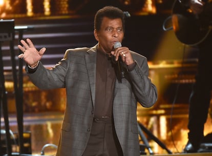 Charley Pride canta 'Kiss An Angel Good Morning' en Nashville en noviembre de 2016.