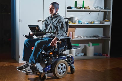 Un colaborador del profesor Millán practica para desplazar una silla de ruedas con el pensamiento.