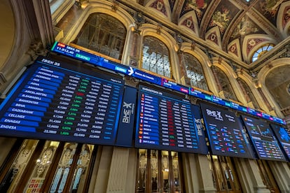 Paneles del principal selectivo de la Bolsa española, el Ibex 35, este martes en la Bolsa de Madrid.