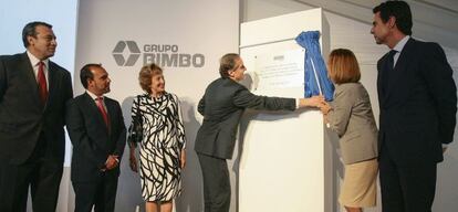 La presidenta de Castilla-La Mancha, María Dolores de Cospedal, descubre la placa junto al director de Bimbo Daniel Servitje, durante la inauguración de la nueva planta.