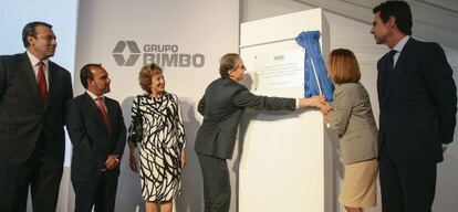 La presidenta de Castilla-La Mancha, Mar&iacute;a Dolores de Cospedal, descubre la placa junto al director de Bimbo Daniel Servitje, durante la inauguraci&oacute;n de la nueva planta.