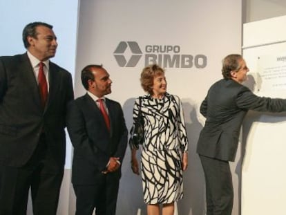 La presidenta de Castilla-La Mancha, Mar&iacute;a Dolores de Cospedal, descubre la placa junto al director de Bimbo Daniel Servitje, durante la inauguraci&oacute;n de la nueva planta.