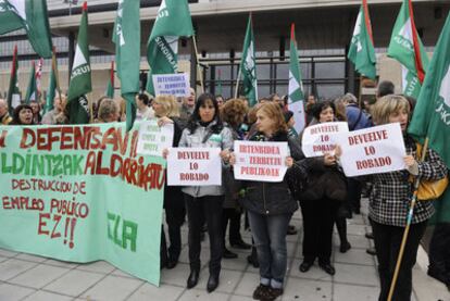 Protesta de  funcionarios del Gobierno vasco, ayer en Vitoria.