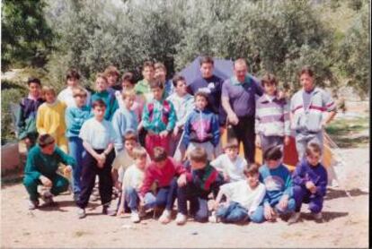 Millán, calvo y con bigote, a mediados de los ochenta con los niños que entrenaba en Alhama.