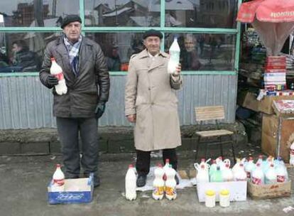 Vendedores de leche, en el mercado de Mitrovica sur, en Kosovo.