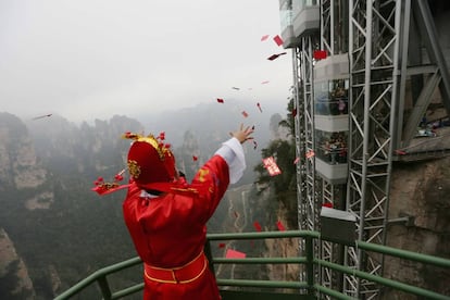 En el elevador de los Cien Dragones en China, encima de asustarte con la altura, un señor te tira cosas. 