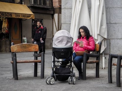 Una mujer junto a su bebé, en el centro de Madrid