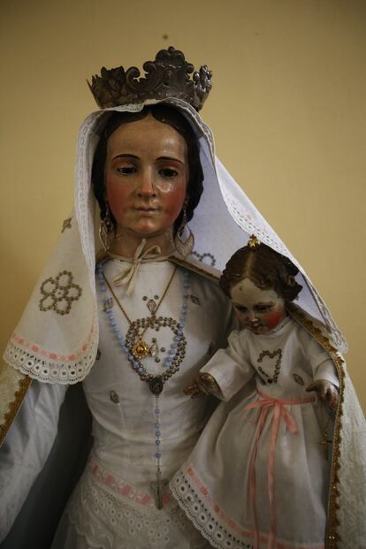 A esta Virgen de la Iglesia de Valer (Aliste) le robaron la cadena y los pendientes. Los fieles le han puesto un collar nuevo -de menos valor- y los pendientes se recuperaron después.