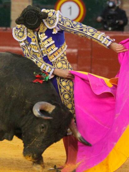 José Calvo recibe con el capote al sexto de la tarde.