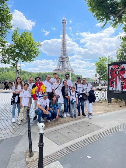 Borja Gómez-Montejano, en el centro de la imagen, junto a su familia en la previa de la final de la Champions League que el Real Madrid disputó en 2022 en París.