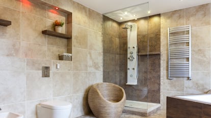 Artículo de EL PAÍS Escaparate que describe las mejores ofertas en columnas de ducha con hidromasaje de Leroy Merlin