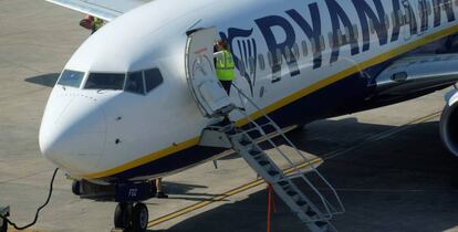 Un avión de Ryanair en el aeropuerto de Valencia.