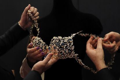 Este es el sujetador joya de Lais Ribeiro diseñado para el desfile de este año.